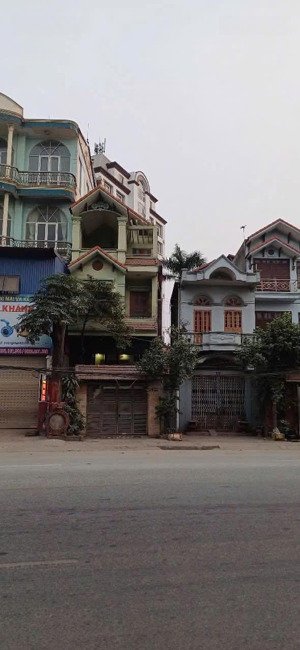 nhà tự xây để ở, chắc chắn. 2 tầng, cửa xếp. công trình phụ và bếp riêng. vườn sau nhà.