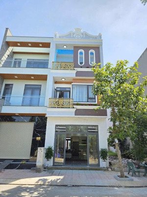 bán nhà 3 lầu kdc vip giáp ql1k,p đông hoà tp hồ chí minh diện tích :m2 giá 6.2 tỷ lh: 