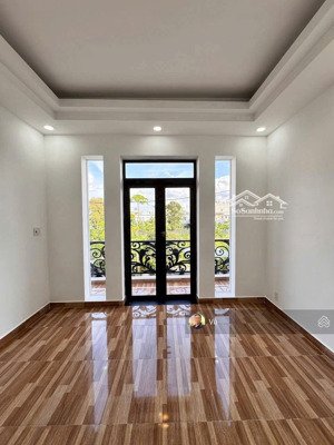 nhà liền kề có sân đậu ô tô, 1 trệt 2 lầu, full nội thất, đường số 8 hiệp bình, giá 7,5 tỷ