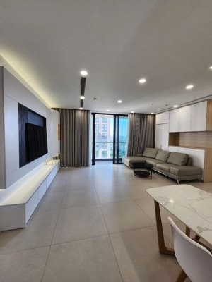 em cần cho thuê căn hộ cao cấp 3 ngủ 104m tại the zei. lh 