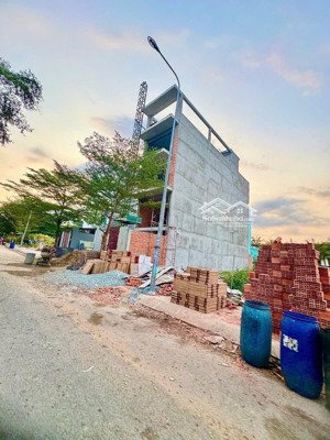 chính chủ gửi bán lô đất thổ cư 85m2, vị trí đắc địa, sổ hồng riêng, xây dựng tự do