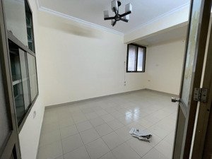 cho thuê căn hộ tập thể tầng 2 dt 75m2 căn góc thoáng sạch tòa nhà mặt phố thái thịnh giáp láng hạ