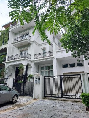 chính chủ bán biệt thự phố khúc thừa dụ thành thái. diện tích 308m xây 5 tầng. giá 88 tỷ.