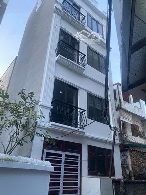 bán nhà nguyễn văn cừ 5 tầng mới tinh tầng nào cũng có ban công. gần ô to tránh