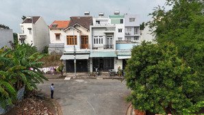 nhà xây: 2 tầng - 4 phòng ngủ - giá chỉ bằng 1 căn hộ chung cư - khu long sơn quận 9