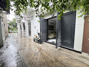 bán nhà lõi bồ đề .cực hiếm . 33m2 5 tầng .mt 3.95m oto vào nhà .ngõ thông 20m ra hồ .mt kinh doanh