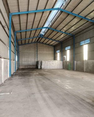 cho thuê xưởng 600m2 ngoài kcn đức hòa long an có điện 3 pha đường cont