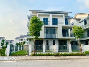 biệt thự dt = 200m2 , xây 3 tầng 1 tum. giá 58tr/m2 , hàng chủ đầu tư , vay 70% centa riverside.