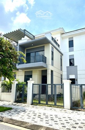 nhà phố the suite 8x20 di chuyển 100m đến clubhouse, sở hữu hướng nhà chính nam thoáng mát