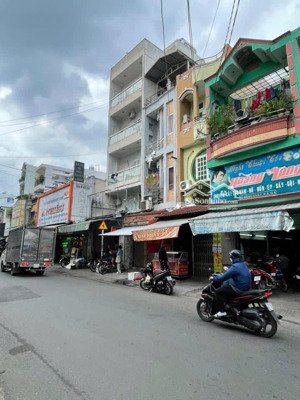 nhà góc 2 mặt tiền đường âu dương lân p3 quận 8. có hợp đồng thuê 20tr/1th