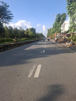 mặt tiền khủng nhà đẹp lung linh trung tâm phước bình, q9