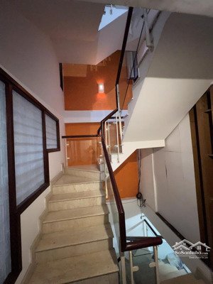 phòng cho thuê khu trung sơn, diện tích 50m2. có ban công sân thượng. full nội thất, 5,5 triệu.