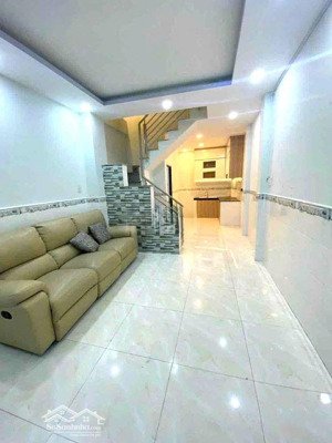 cho thuê nhà đẹp , ngay khu trung tâm , đường cách mạng tháng 8 , quận 10 , hẻm xem hơi , giá 13tr