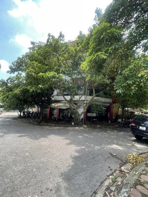 bán căn nhà lô góc thông cổ linh 100m2 mt 19m vỉa hè to đương to trước mặt là vườn hoa sát trục