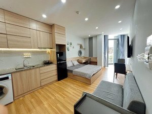 siêu phẩm stuido 40m2 full nội thất cao cấp có bancony siêu thoáng tại tôn đản q4 gần cầu ông lãnh