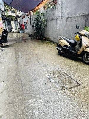 nhà đẹp ngõ mặt ngõ đường láng. dt 42m2 - mt 3,6m - giá 9xx nhà dân tự xây - kcbt chắc chắn