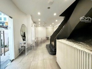 95tr - biệt thự q1 9x25 2 tầng + sân - cho thuê biệt thự sân vườn mt q1 làm cf, spa, nhà hàng