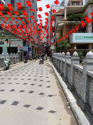 lý do bán: chủ nhà chuyển lên phố để tiện đường đi concert quốc gia .