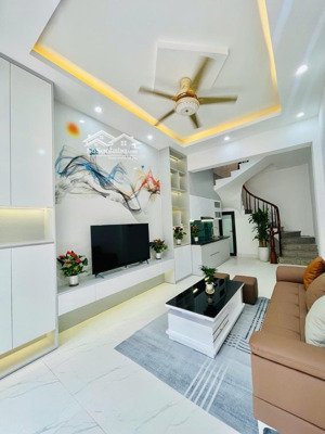 nhà hoàng hoa thám, mặt ngõ thông to ô tô tránh, trước nhà thoáng sáng, kcbt cho thuê/ ở ngay 36m2