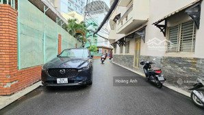 hẻm xe hơi 5m thông - nhà cũ tiện cải tạo xây hoặc xây mới - sát mặt tiền đường - ngang khủng 5m