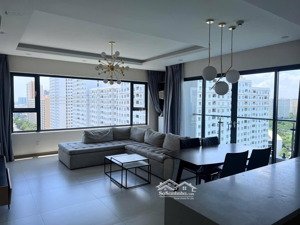 1 căn hộ duy nhất 133m2 bán trên thị trường - gía bán 9,9 tỷ bao hết - 3pn, 2wc, 2 ban công lớn ạ