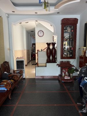 chủ gửi bán căn nhà 1 trệt 3 lầu đường huỳnh văn nghệ. dt: 68m2. dtsd: 259m2. giá: 6tỷ9 tl cc