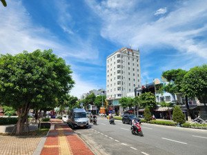 nhà 3 tầng, mặt tiền đường 2/9. vị trí siêu đẹp, view đối diện công viên apec, sông hàn