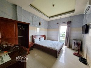 phòng full nội thất - có ban công - gần ngã tư thủ đức