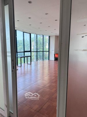 cho thuê văn phòng tại tòa nhà số 9 nguyên hồng, quận ba đình. 70m2 giá 15 tr/tháng có xuất vat
