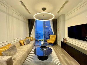 hiếm. cho thuê căn hộ 4 ngủ 3wc 200m2 đủ đồ tại discovery complex giá 35 triệu. 0917.:748,;822