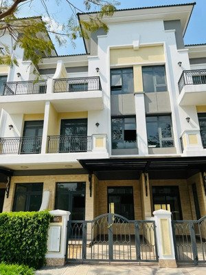 cần bán nhà phố verosa khang điền đường chính 24m, xd 4 tầng, giá 17.5 tỷ. lh thảo