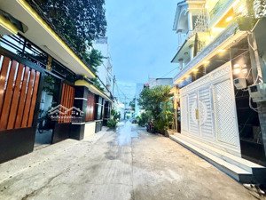 nhà mới 4 tầng có phòng ngủ dưới trệt 5pn ô tô đậu trong nhà