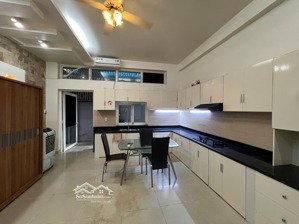 tầng lửng- phía trước, 30m2, giường, nệm, máy lạnh, tủ lạnh, kệ tủ bếp nấu ăn, tủ kính 4 triệu