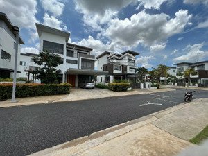 chủ cần bán nhanh biệt thự đơn lập full nội thất sổ hồng hoàn thiện tại đảo swanbay