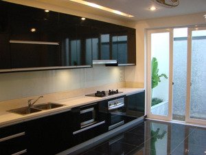 nhà 4 tầng làm văn phòng, showroom, ....ngay cao đức lân. lh: 