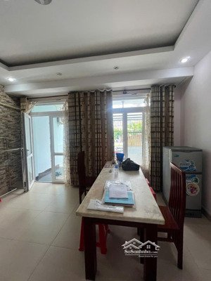 phòng (mặt bằng). diện tích 45m2. sân bật tam cấp. mặt tiền phạm hùng. giá 5 triệu. full nội thất