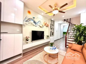 chủ nhà cần bán gấp-lô góc 2 mặt thoáng -43m -cách mặt phố tầm 50m - tặng nội thất có sẵn
