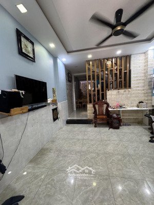 7 tỷ 800 thương lượng, bán nhà mặt tiền, 3 tầng, diện tích : ngan 4,5 mét - dài 15 mét.