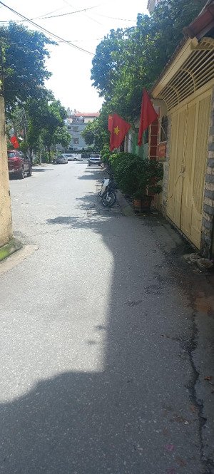 bán nhà hoa lâm.lệ mật. tt việt hưng ô tô đỗ cửa, 5m ra sân chung.20m ra phố hoa lâm.