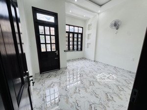 tân phú lê thúc hoạch hẻm xe hơi 2 tầng chỉ 6t.ỷ1
lh mrs truyền 