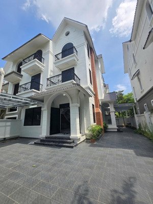 cho thuê biệt thự khu b gleximco lê trọng tấn, dối diện vinsmart city, dt 240m, giá 33tr/tháng