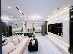 hót- nhà mới đẹp, full nội thất cao cấp- phố hoa bằng, cầu giấy- 20m ra ôtô tránh - mặt tiền rộng