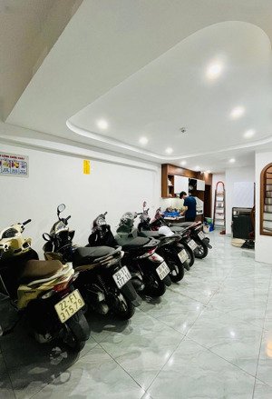 nhà trường chinh - ngã tư sở , 6 tầng.