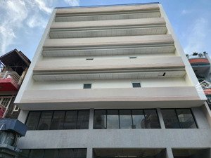 tôi cần bán gấp nhà mt lê đại hành, quận 11, ngang 10 m, 6 tầng, hđt: 120 triệu/tháng, siêu lời