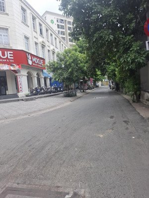 nhà đẹp trung tâm phước long b, q9 dt 77.2m sân thượng trước sau vào ở ngay