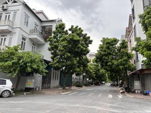 bán mảnh đất (có nhà cấp 4) đường ô tô tránh nhau cạnh chợ và công viên cự khối 38/50m2 giá 6.8 tỷ