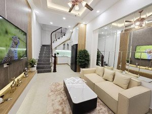 đường cầu giấy_ nhà đẹp, ở ngay, ô tô 10m, 5 tầng, 30m2, hơn 8 tỷ.