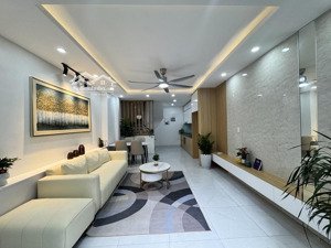 bán nhà phố bồ đề 33m2- 5 tầng- 3 phòng ngủ- hơn 10 tỷ ,ô tô, gần hồ, 500m bệnh viện tâm anh