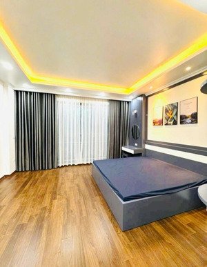 bán nhà đống đa mới koong 5.5 tầng thang máy, ô tô đỗ cửa cách đường chính vài bước chân. hàng hiếm