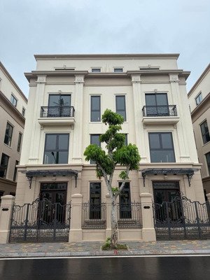 chính chủ cần bán căn biệt thự song lập vinhomes cổ loa hoàng gia 6 - lh : 